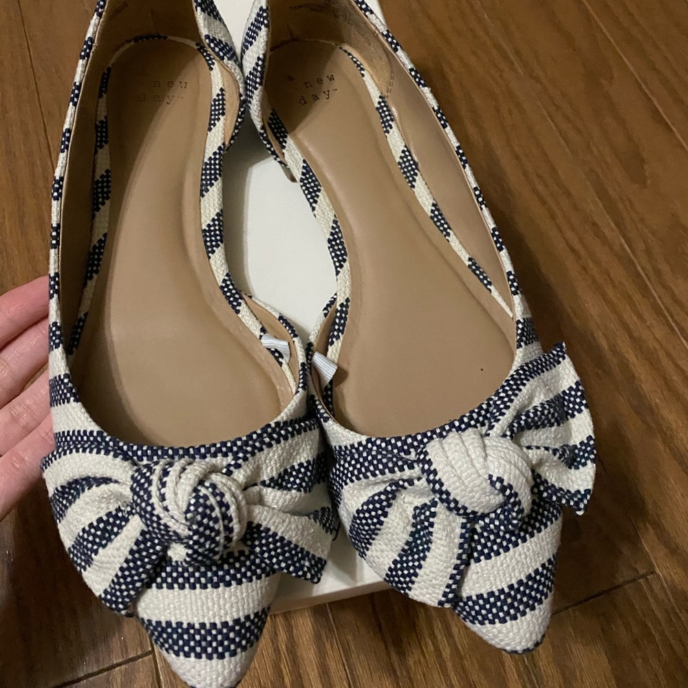 Striped flat shoes